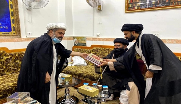 چئیرمین امام خمینی ٹرسٹ علامہ سید افتخار حسین نقوی کو کتابوں کا تحفہ پیش کیا جا رہا ہے