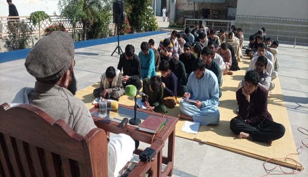 قائم جامعہ امام خمینی میں علامہ سید افتخار حسین نقوی طلباء کو درس دے رہے ہیں